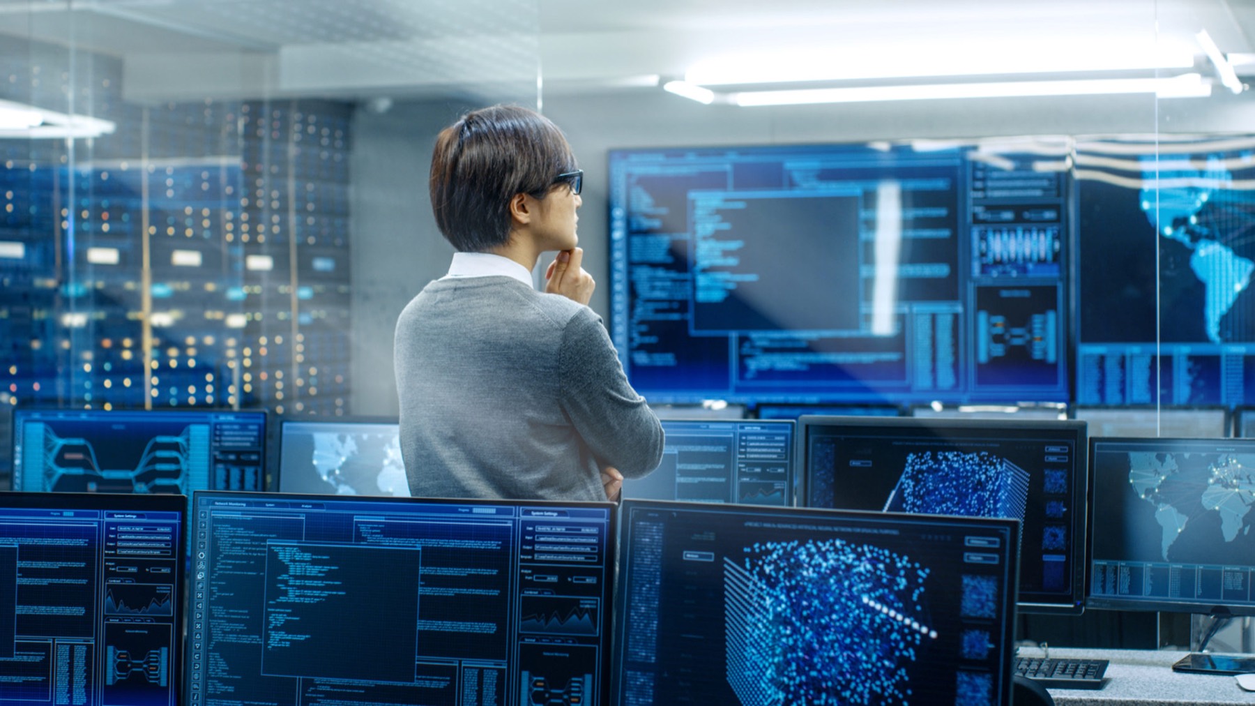Operator analyseert gegevens op meerdere monitoren