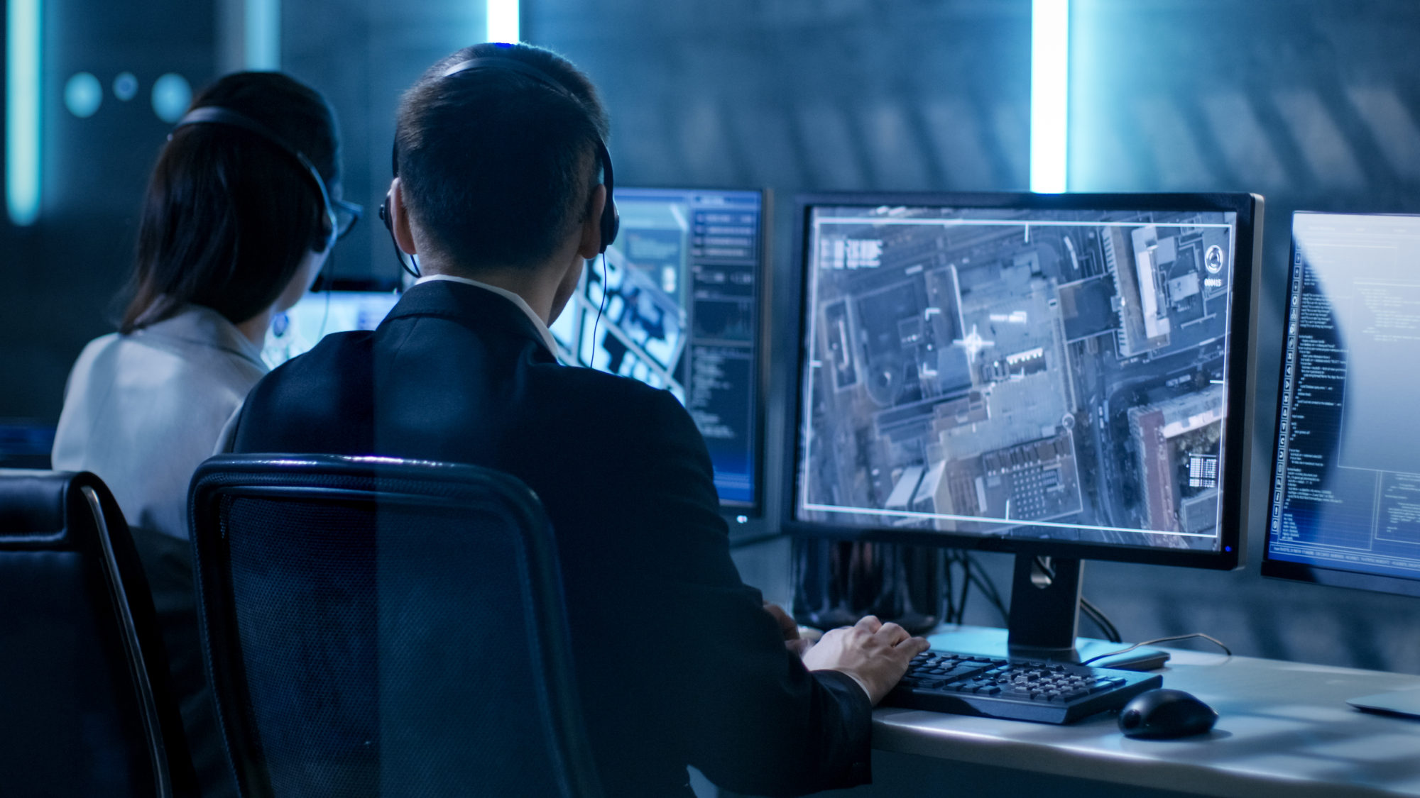 Operators achter monitoren in een meldkamer